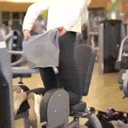 妹子|搞笑GIF趣图：台风确实好大哦，吹得摄影师拿不住机器