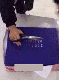 几万|搞笑GIF趣图:经过几万次的练习,这位大哥接西瓜的技术做到了不亏损的程度!