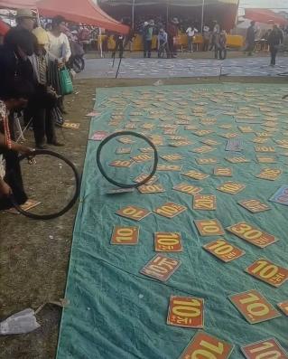套圈|用自行车胎套圈你见过吗？遍地都是“钱”，圈到都是你的