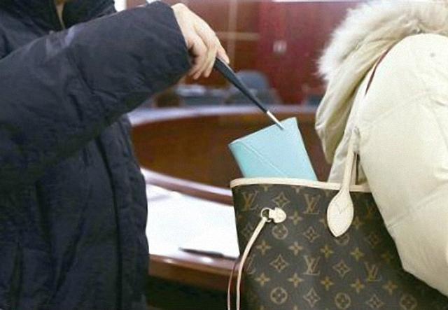 小偷|街头小偷得手瞬间，很多人看到第五张，都忍不住笑了