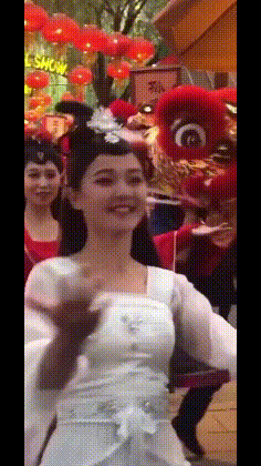 个人|搞笑GIF:放暑假天天在家闲着,老妈回家跟我说:小雨