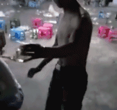 女神|爆笑GIF图：女神出了门之后完全像变了个人似的！