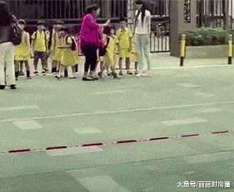 喜娘|搞笑GIF：吃太急太热，然后吐出