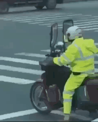 这是|搞笑gif段子:小伙子,一起来吧,你的球鞋已经出卖你了