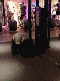 小伙子|搞笑gif: 终于知道小伙子为什么长这么胖,因为根本就迈不开腿!