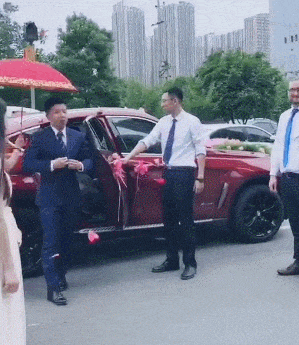 激动|搞笑GIF动图:这兄弟结婚是真激动,激动地媳妇都不要了