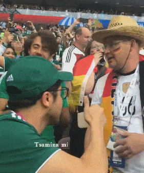 妹子|搞笑GIF:笑场,我们是认真的!我笑也是认真的!