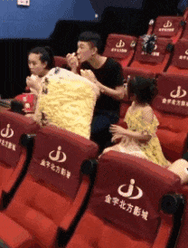 海草|搞笑GIF：爸爸，能给我吃点吗