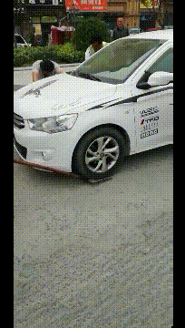 难闻|搞笑GIF：这真是太难闻了，都把我给呛翻了！