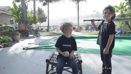 河里|搞笑GIF：我该不该放手，让她自由落体？