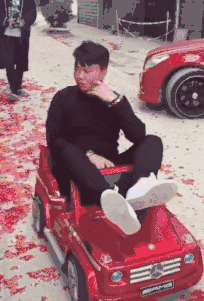 兄弟|搞笑GIF: 兄弟你看就看呗,你舔嘴唇是啥意思呀