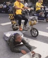 走运|搞笑GIF:大哥今天遇到外卖小哥算你走运了!