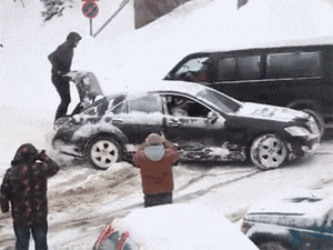 着急|搞笑GIF：没事，你别着急，这饮料都拿来了！