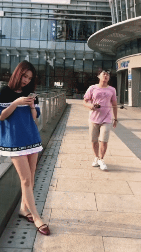 栗子|搞笑GIF趣图:美女，这下尴尬了吧，以后下雨就别穿拖鞋啦！