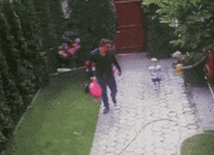 女朋友|搞笑GIF:伤敌1000,自损800。