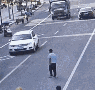 对劲|搞笑gif: 姑娘出门就没有感觉到有什么不对劲的地方吗!