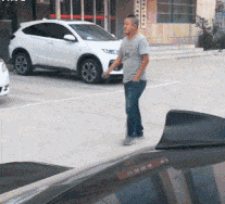 职业病|搞笑GIF: 再有钱, 也改不掉以前落下的职业病