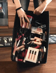 大爷|搞笑GIF: 反正女朋友头发那么多, 也不在乎少那么一撮了!