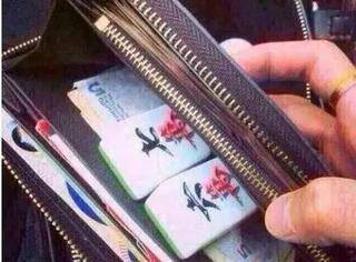 驾龄|搞笑GIF：现在出门包里不带个6、7万的怎么行