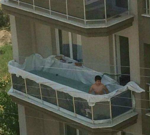 大姐|搞笑GIF图：大姐，你们两口子吵架凭什么打我？