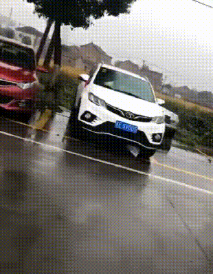 豪横|搞笑GIF：老板，你过来帮我看看，这汤怎么喝！