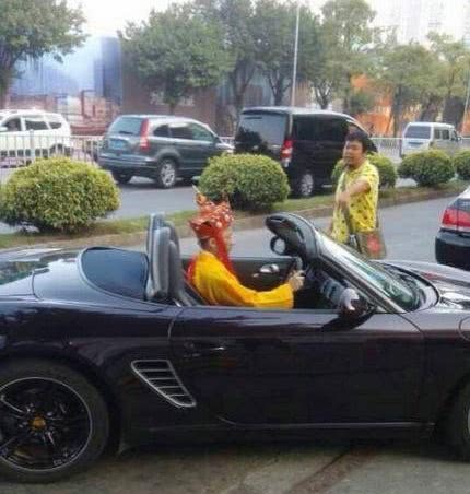 老人|搞笑gif：小姐姐，你看到了什么，这汤你还喝吗