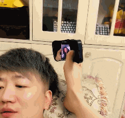 白心|搞笑GIF动图：大哥，送花过时了，现在泡妞流行送猫咪了啊！