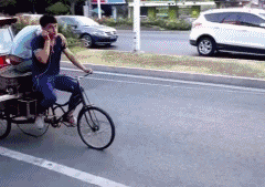 妹子|搞笑GIF:没事,正准备换车子呢!不需要你赔了!