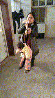 沂南|搞笑GIF图：老哥你真会玩啊，戴个绿帽在美女群里干嘛呢