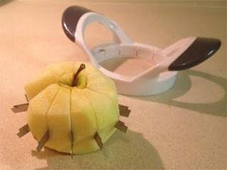 痒痒|GIF搞笑趣图: 腿短的结果就是,挠痒痒都不行