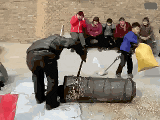 老孙|爆笑趣图GIF：哟，用力过猛了