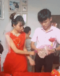 妹子|搞笑GIF：多么羡慕妹子的生活，可惜我只能在隔壁看着她