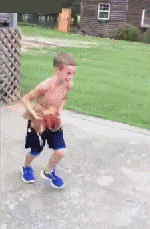 不赖|搞笑GIF:其实它早就知道自己要摔倒,想要和球一起同步