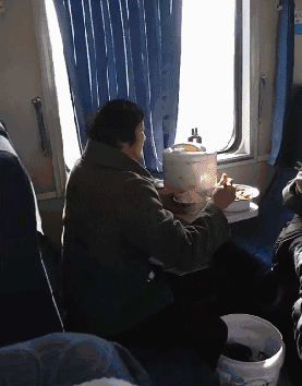 三条|爆笑GIF: 在她身后跟了三条街 就为了看看新闻