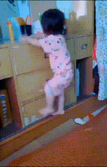 低头|爆笑GIF趣图: 作为女司机就得做好安全措施，一低头就知道是哪个了！