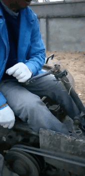 妹子|搞笑GIF动图：十元一次，套中妹子就带走，为什么一直套不住呢？