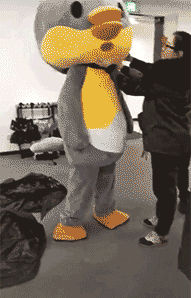 二层|搞笑GIF图:美女你这开车技术牛啊,就是车沉入海底,都不慌不忙的