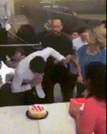 连贯|搞笑GIF:孩子你家是开煤矿的吧?