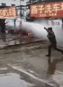 洗车店|搞笑GIF趣图：美女回农村好几天了，现在出不去，在家都无聊死了！