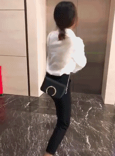 马路|搞笑GIF：乱过马路的后果，对自己太不负责任了