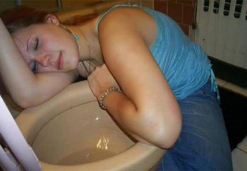 生日蛋糕|搞笑GIF趣图：妹子，你这是喝了多少酒啊，趴在马桶上都能睡着，真是尴尬！