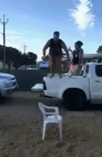 这是|爆笑GIF趣图: 这是做的什么发型啊！这还能出门吗？