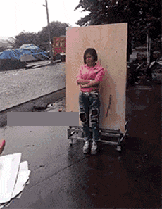 妹子|搞笑GIF:大妹子,你也不看下你是什么吨位级别,滑梯都被你砸烂了