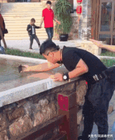 鞋子|搞笑GIF:我这鞋子不行,需要换一个,等一会我再上台!