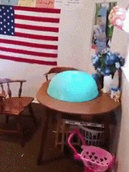 爸爸|搞笑GIF动图:熊孩子,躲在这里面干嘛,吓了爸爸一跳