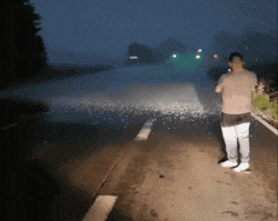 妹子|搞笑GIF:这是开着拖拉机上高速了