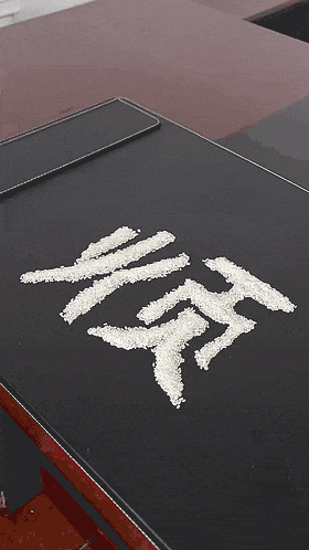 老虎|搞笑GIF:大哥,你看的什么书,你看把旁边姑娘吓的!