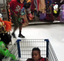 拔草|搞笑GIF:大姐要下雨了,快回家,别再玉米地拔草了