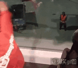 就是|爆笑一天,人家就是喜欢亲亲抱抱举高高 ,好妖娆的开球姿势