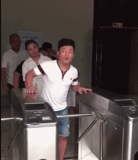 烟瘾|搞笑GIF：你还这么小怎么烟瘾这么大呢？